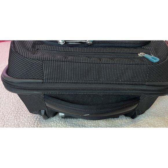 Thule Crossover 25Inch Rolling Backpack Weekend Luggage good condition - Picture 4 of 14